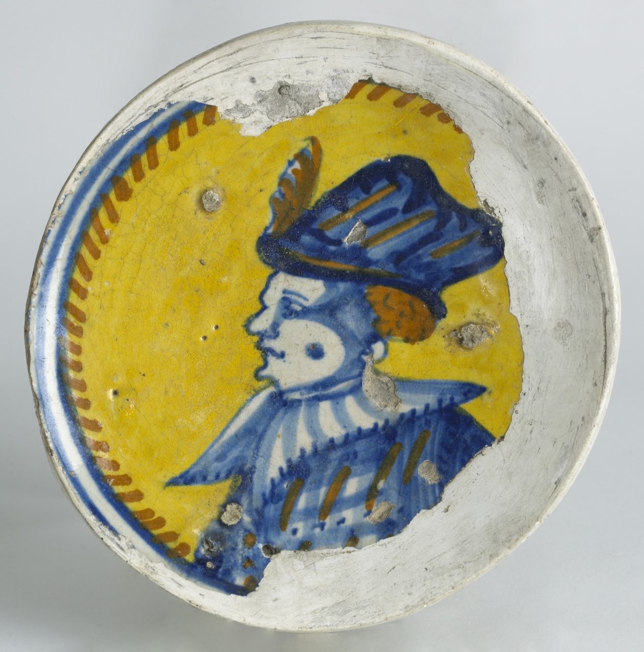 Bord van majolica met mansportret, vindplaats Hoogelande