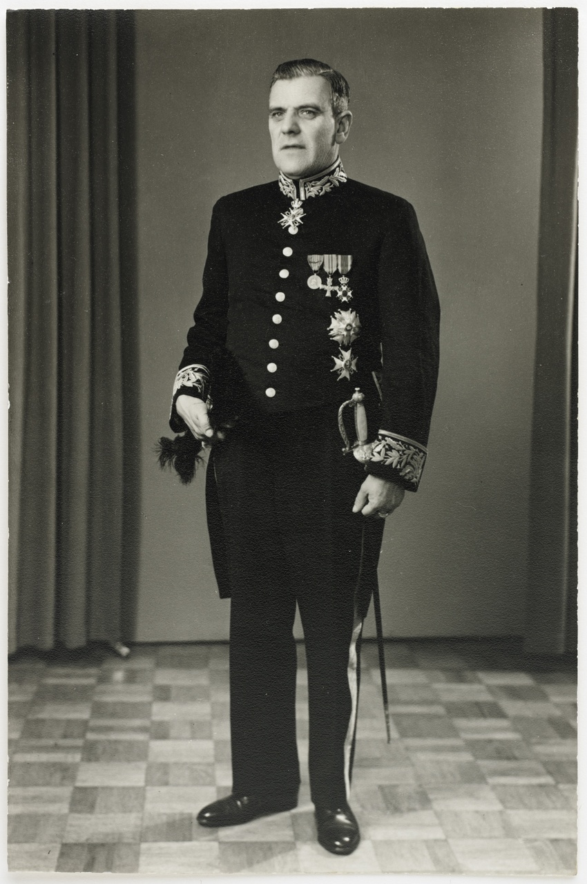 Foto van de commissaris Jhr. Mr. A. de Casembroot in uniform