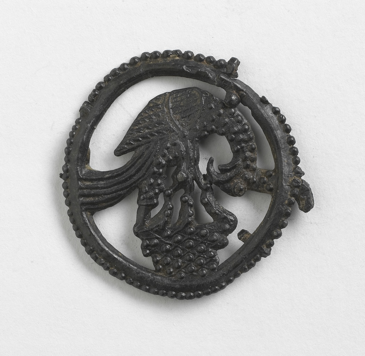 Broche met voorstelling van een pelikaan, 1350-1400, vindplaats Middelburg