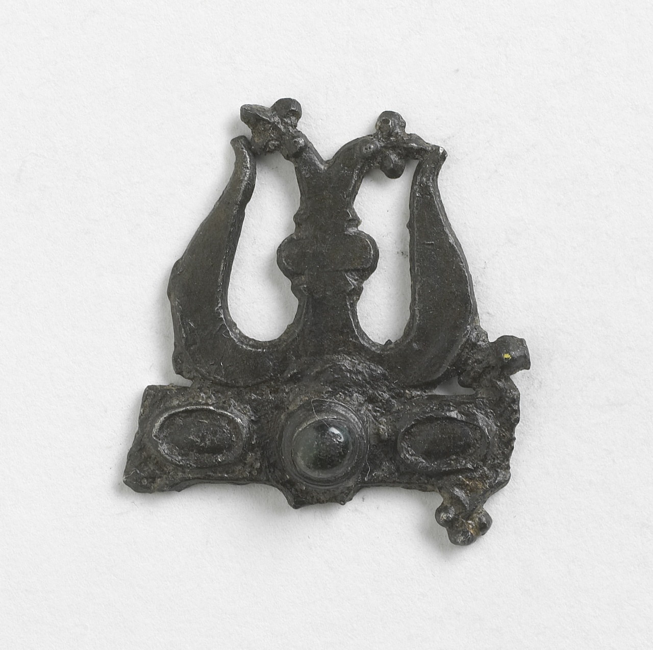 Draagteken in de vorm van een gekroonde letter M met glasparel, 1300-1500, vindplaats Nieuwlande