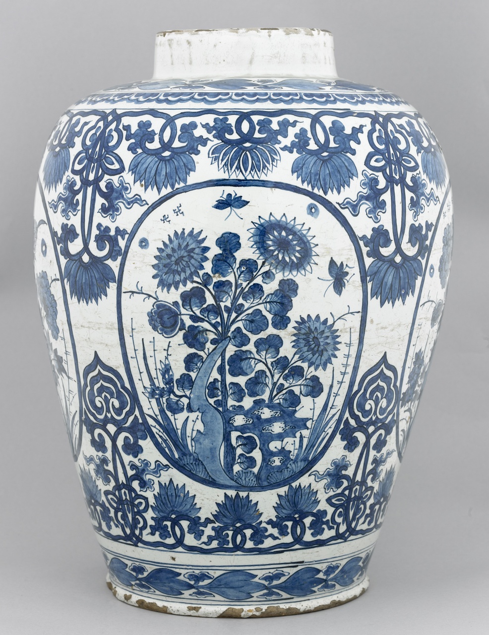 Pot met florale motieven in onderglazuur blauw, De Drie Posteleyne Astonne