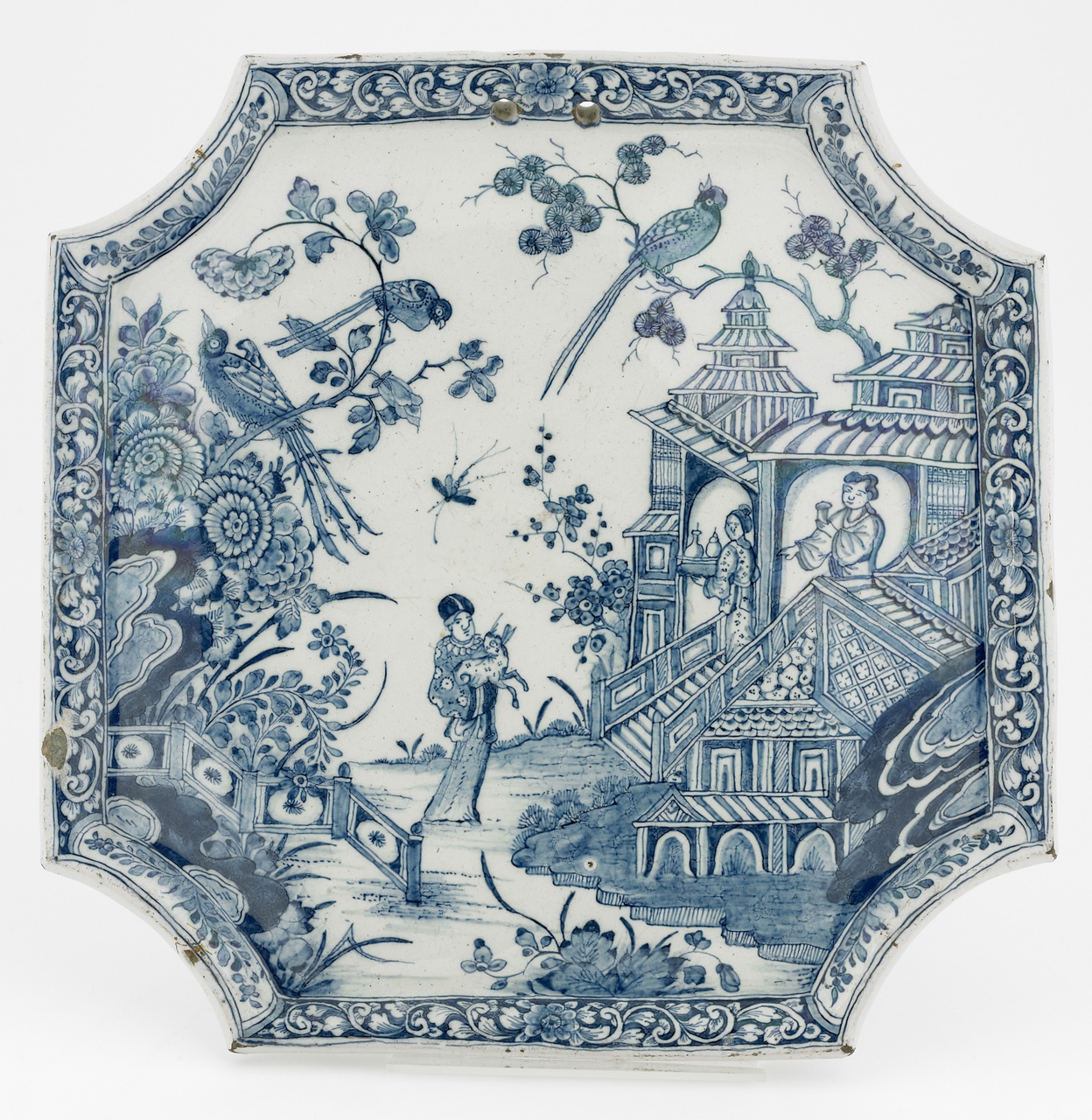 Plaquette met Chinoiserie voorstelling in onderglazuur blauw