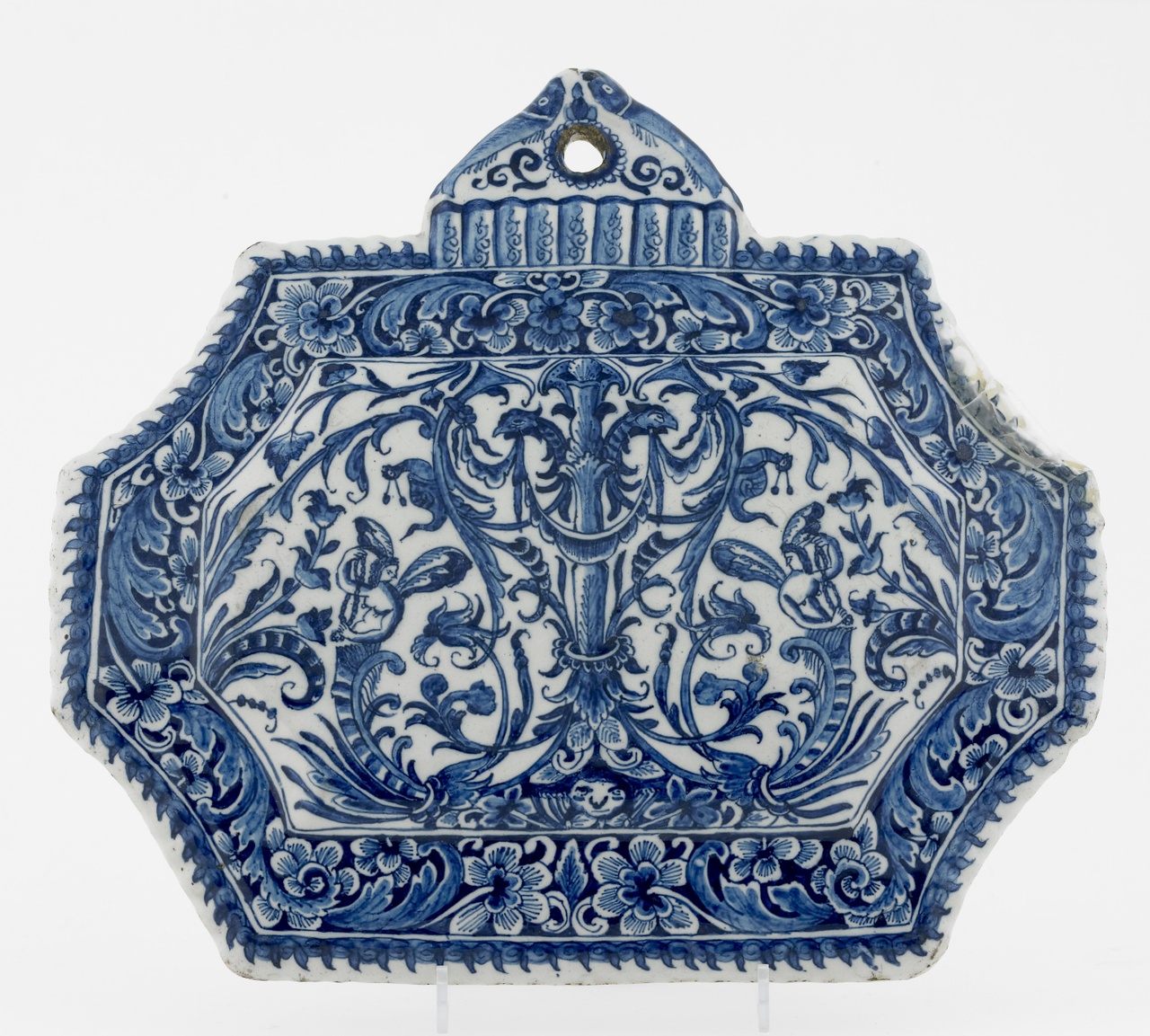 Plaquette met grotesken in onderglazuur blauw