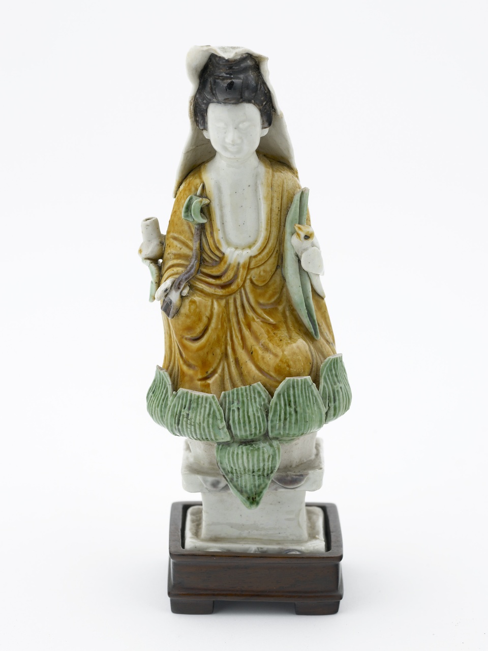 Beeldje van de godin Guanyin in Famille verte email sur biscuit