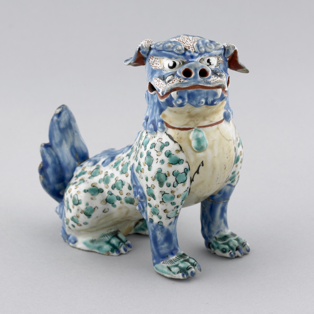 Beeldje van een boeddhistische hond in Kakiemon-stijl