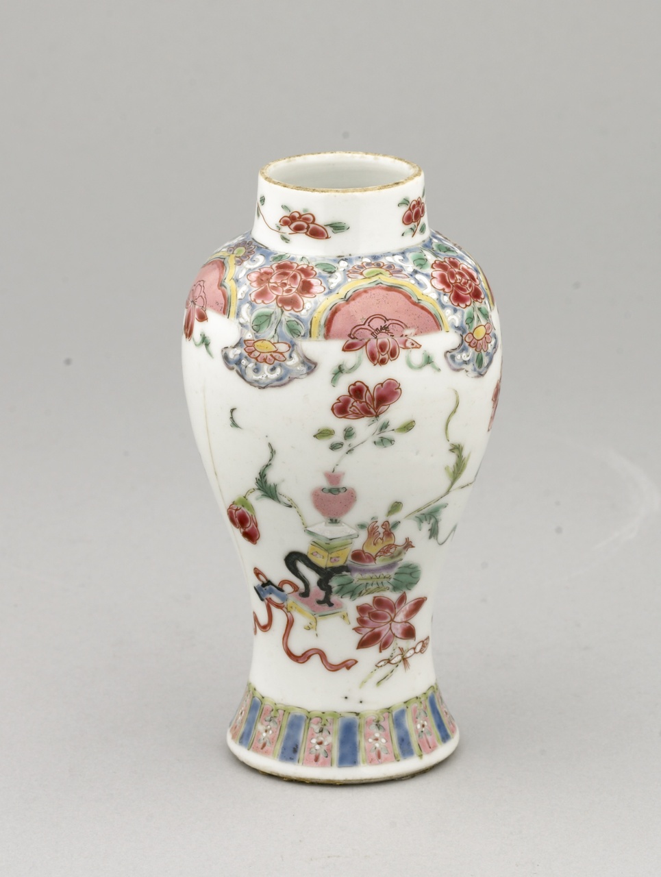 Balustervormige vaas met enkele van de Honderd Antiquiteiten in Famille rose