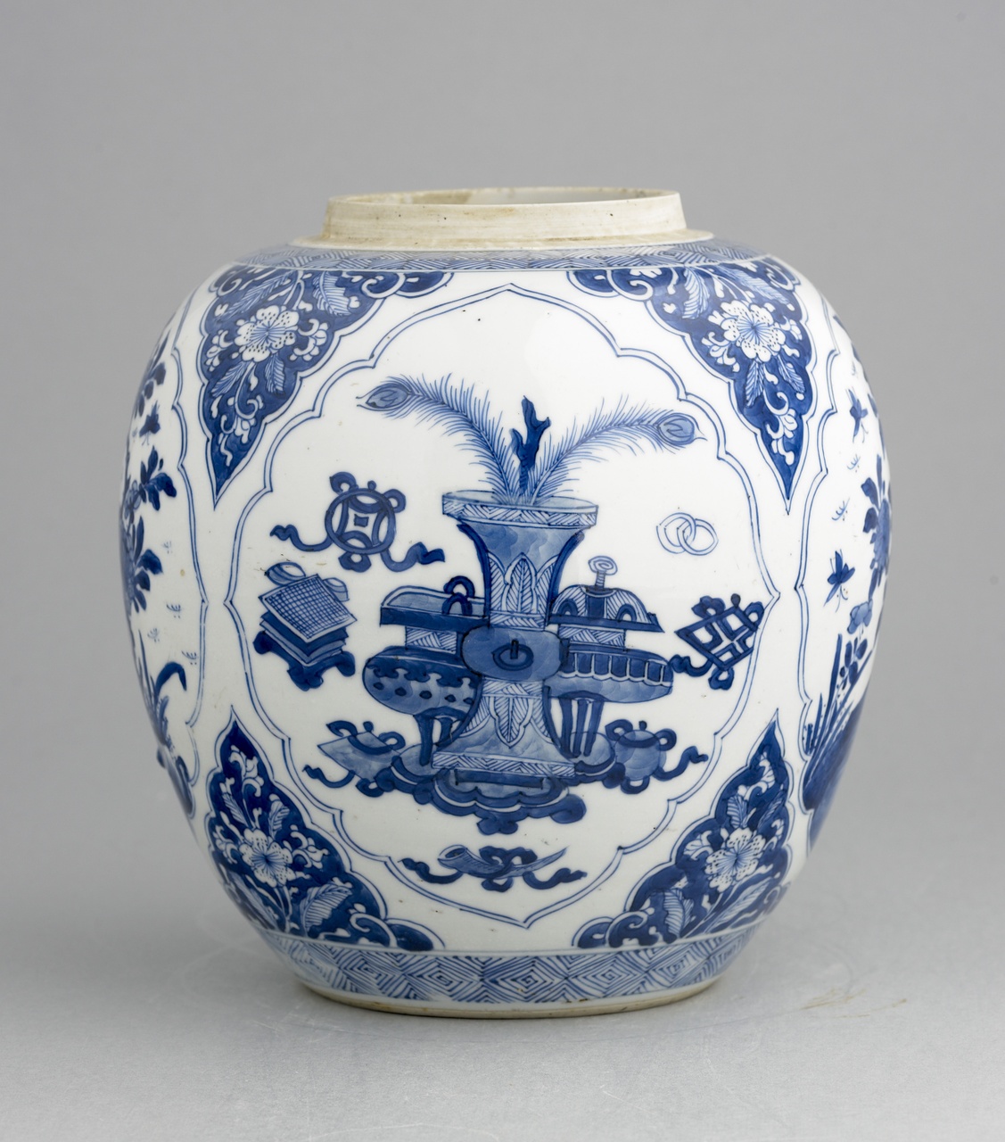 Eivormige pot met bloemen en Honderd Antiquiteiten in onderglazuur blauw