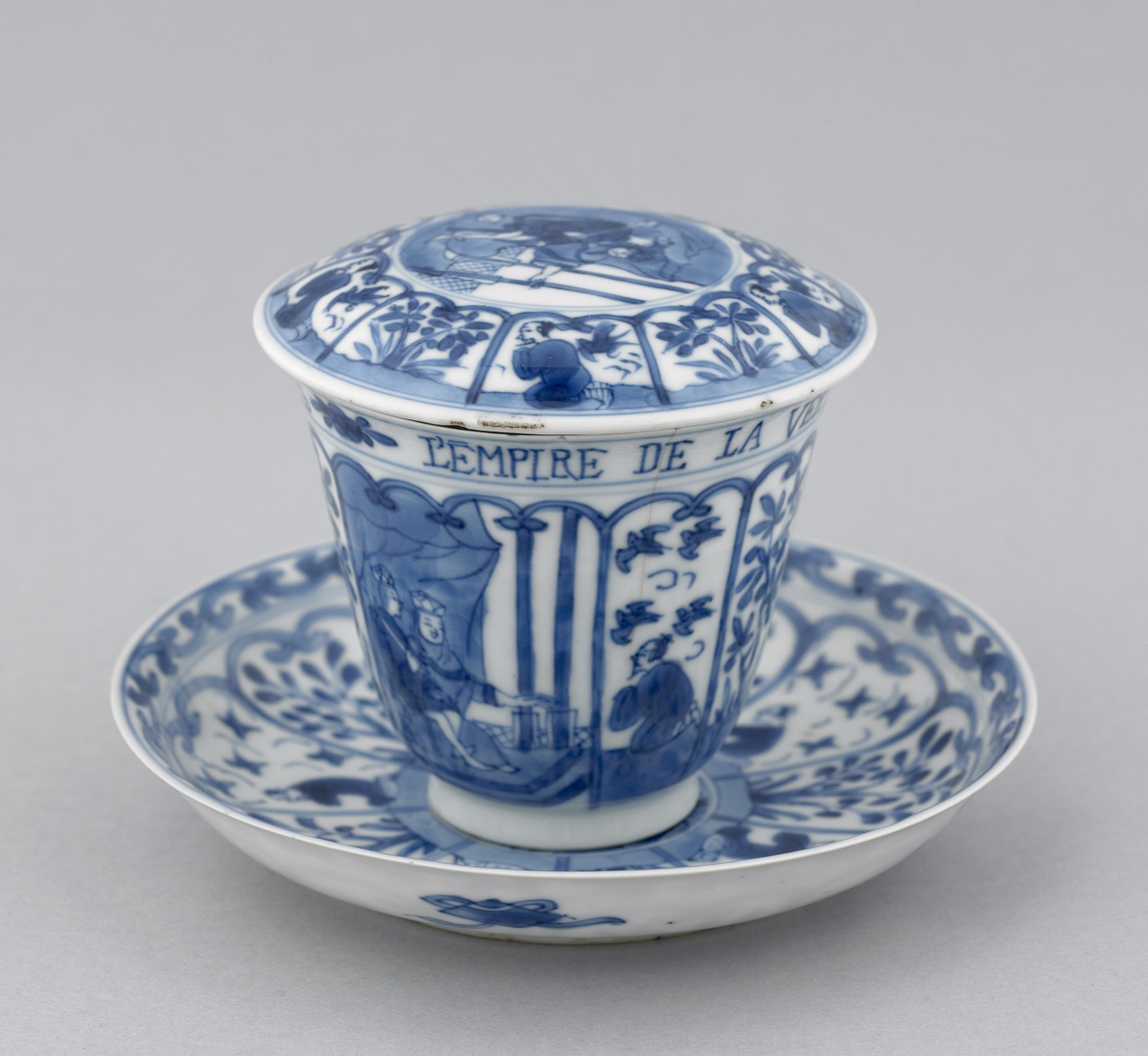 Chine de commande dekselkop met schotel met westerse voorstellingen in onderglazuur blauw