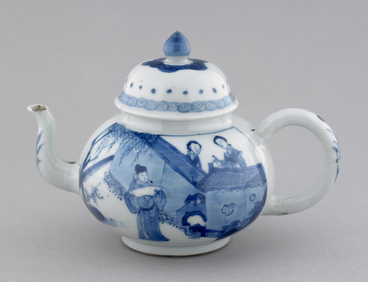 Theepot en deksel met figuratieve voorstelling in onderglazuur blauw