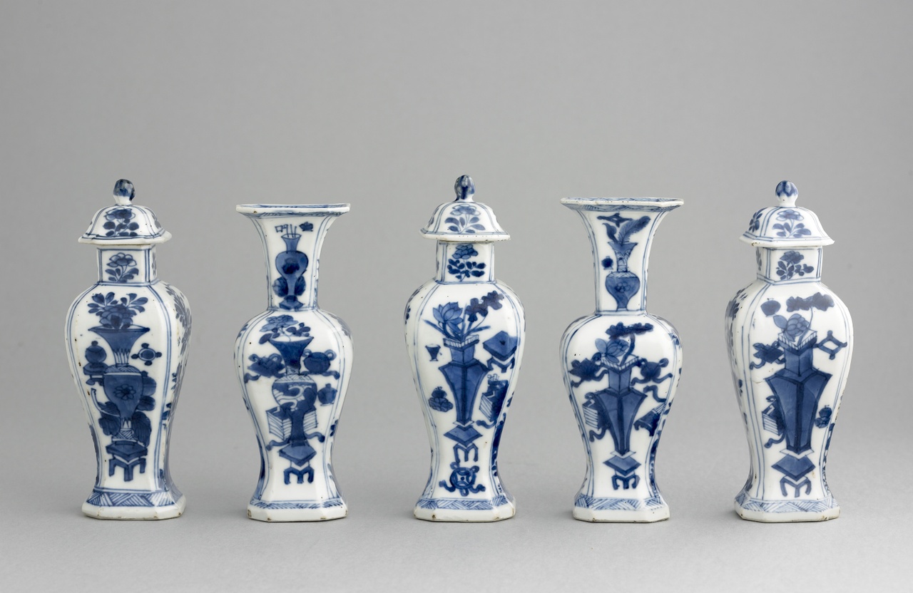 Kaststel, vijfdelig, met decoratie in onderglazuur blauw op wit, met antiquiteiten en kostbaarheden