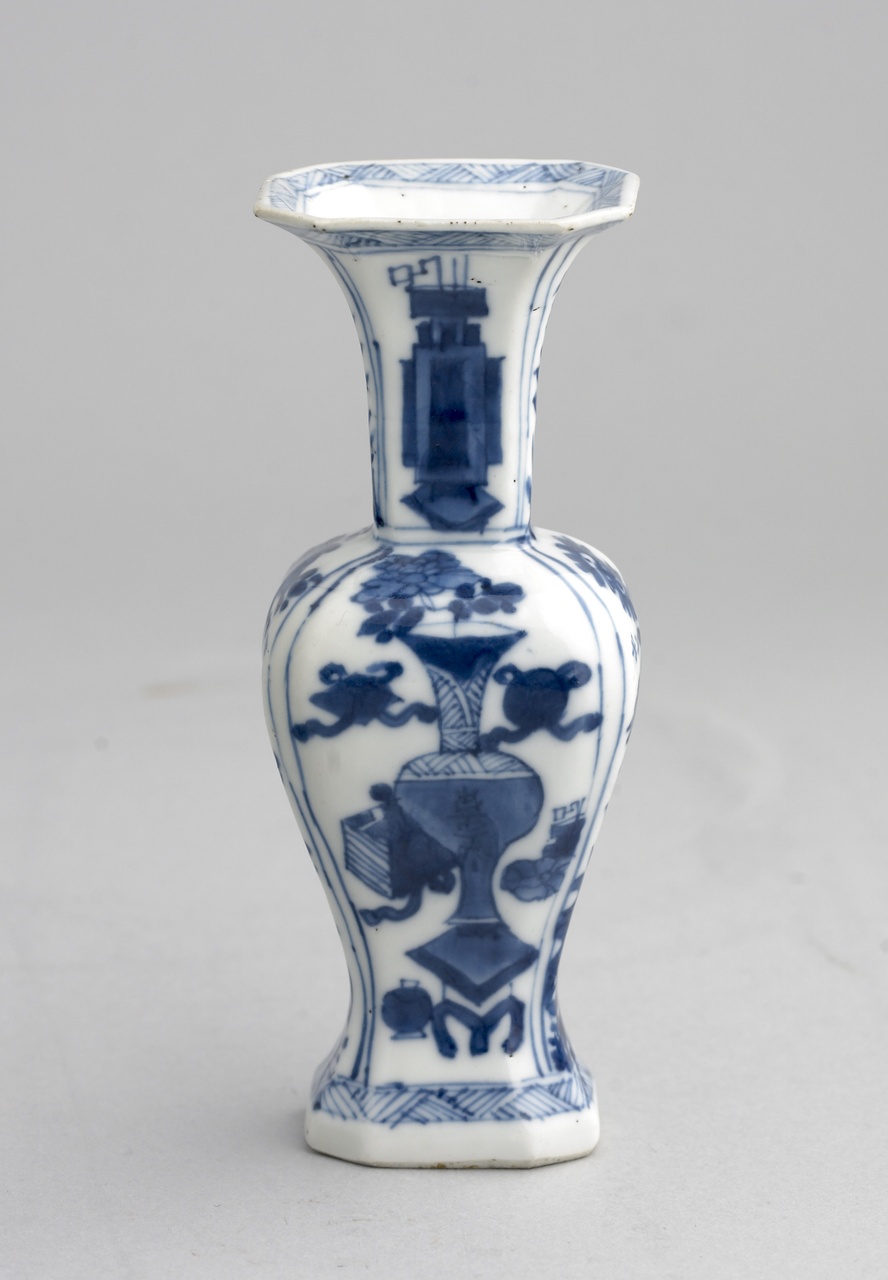 Achtkantige balustervormige vaas met Honderd Antiquiteiten in onderglazuur blauw