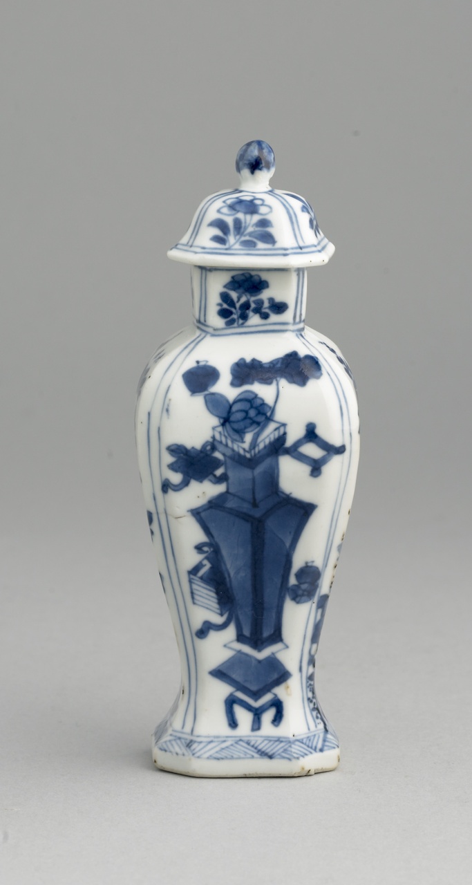 Achtkantige vaas met deksel met Honderd Antiquiteiten in onderglazuur blauw