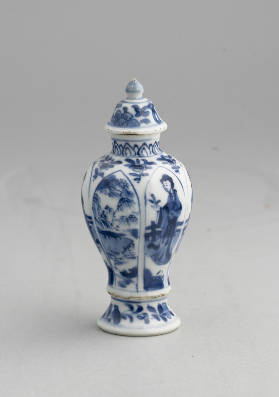 Balustervormige miniatuurvaas met deksel in onderglazuur blauw