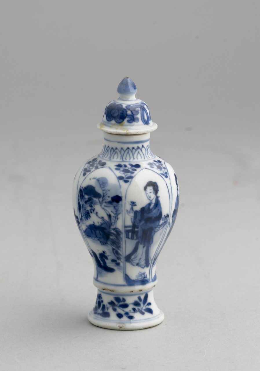 Balustervormige miniatuurvaas met deksel in onderglazuur blauw