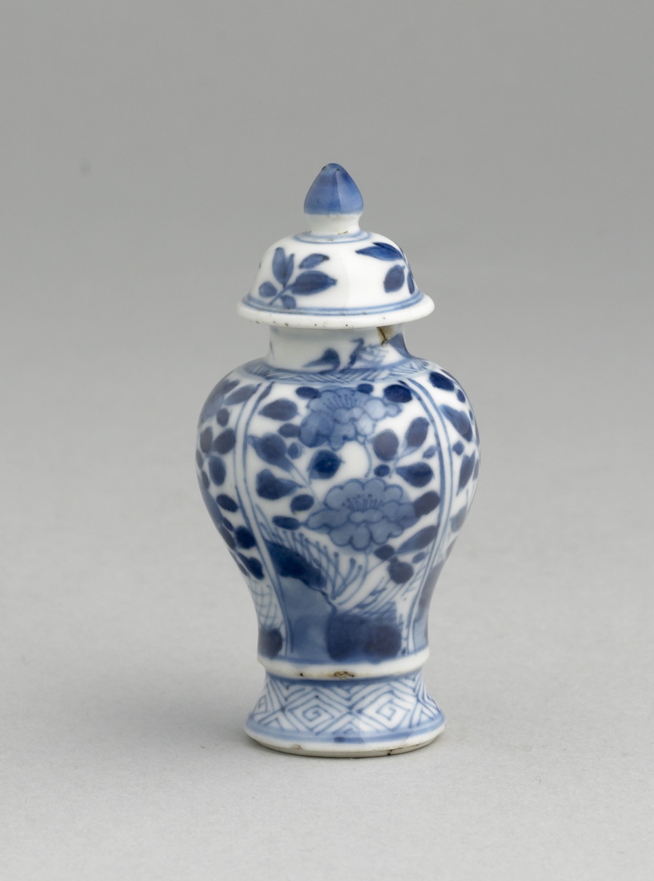 Balustervormige miniatuurpot met deksel in onderglazuur blauw