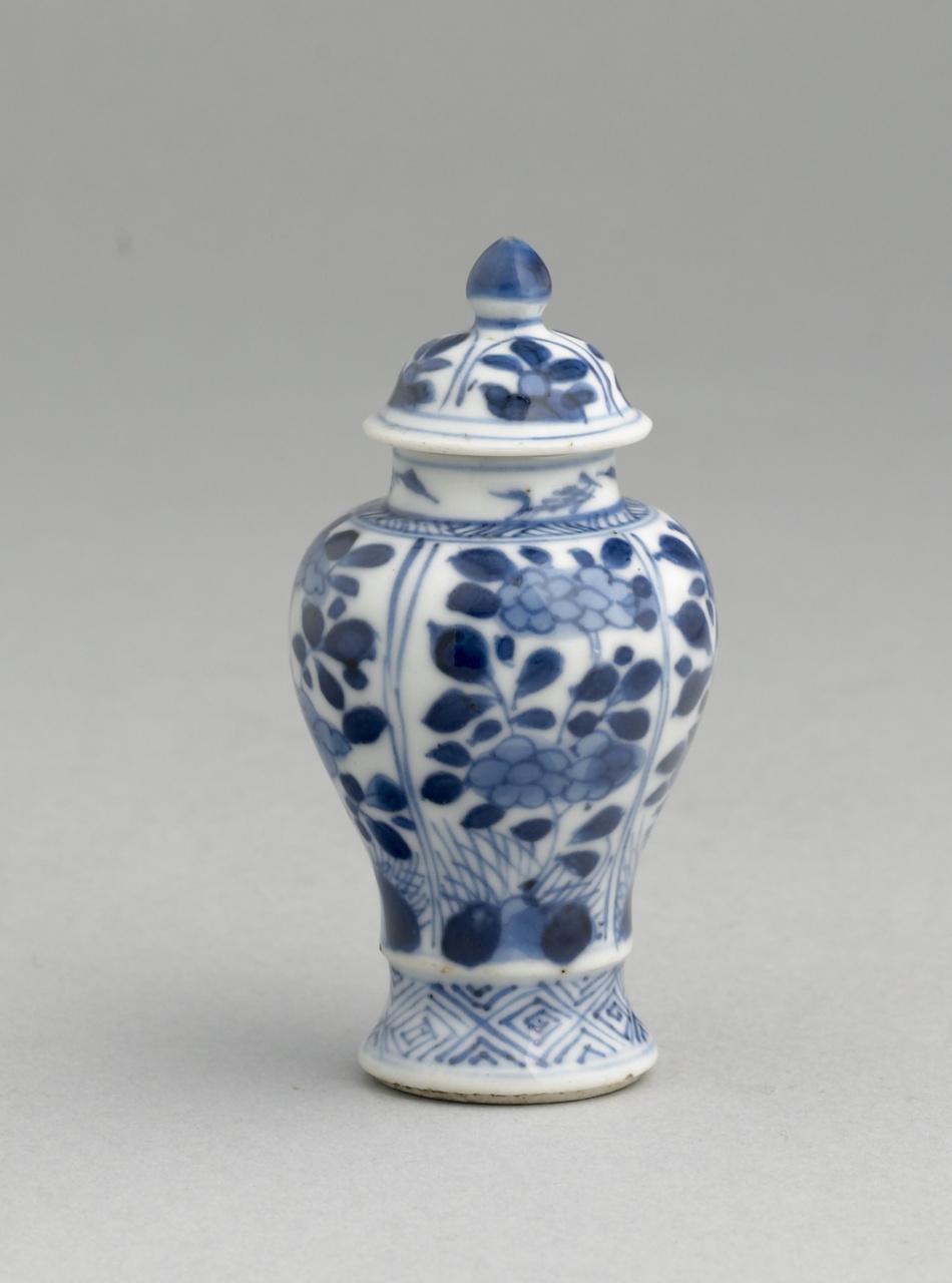 Balustervormige miniatuurpot met deksel in onderglazuur blauw