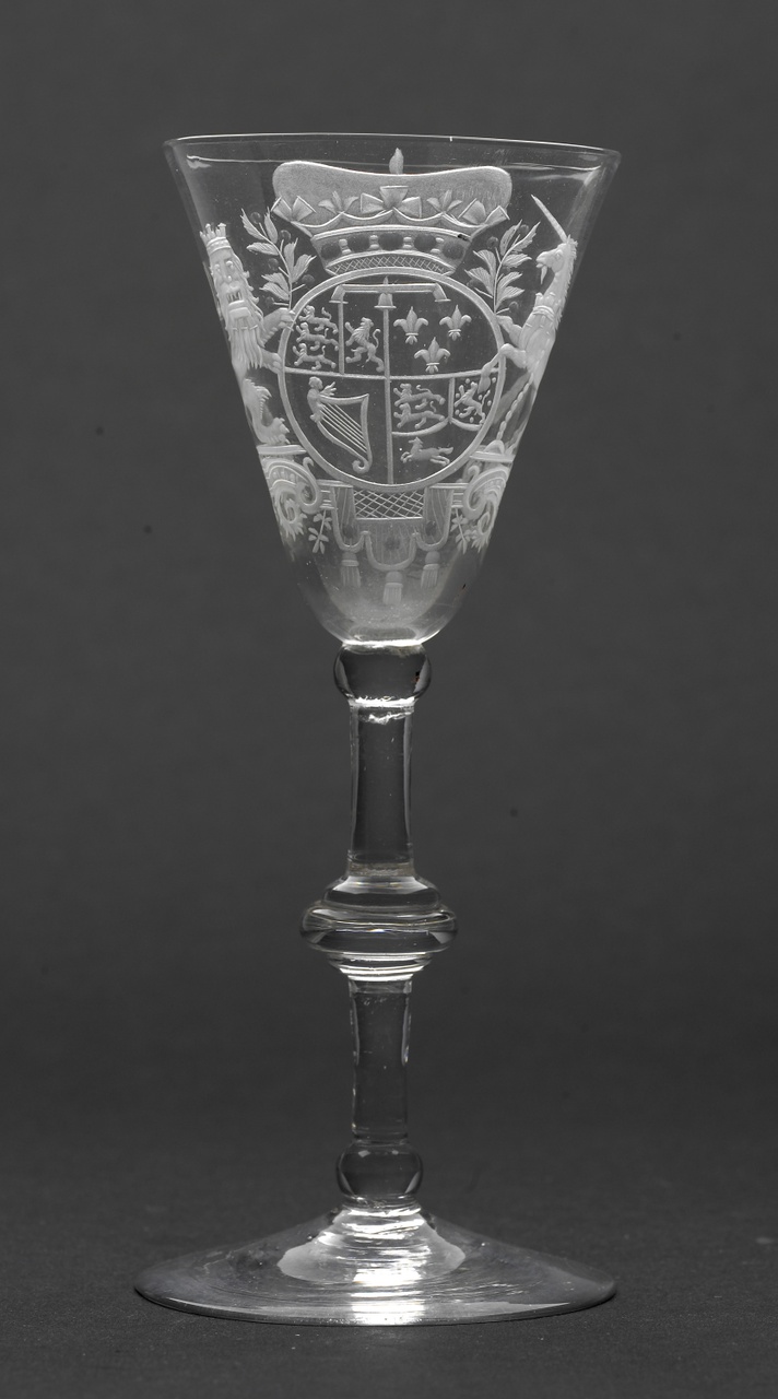 Kelkglas met radgravure met het wapen van prinses Anna van Hannover, dochter van de Engelse koning George II en echtgenote van stadhouder Willem IV