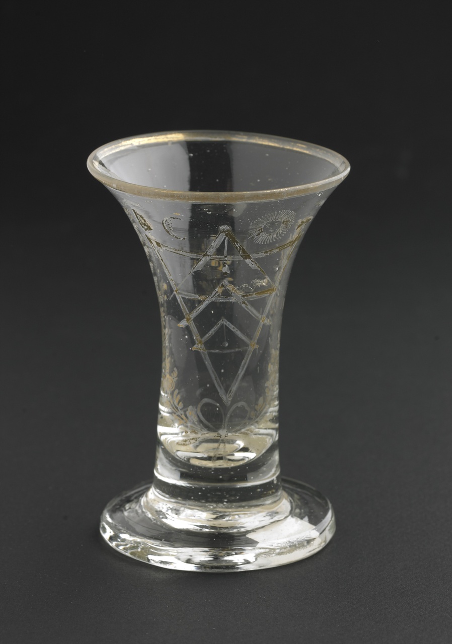 Kelkglas met goudbeschildering van vrijmetselaarssymbolen