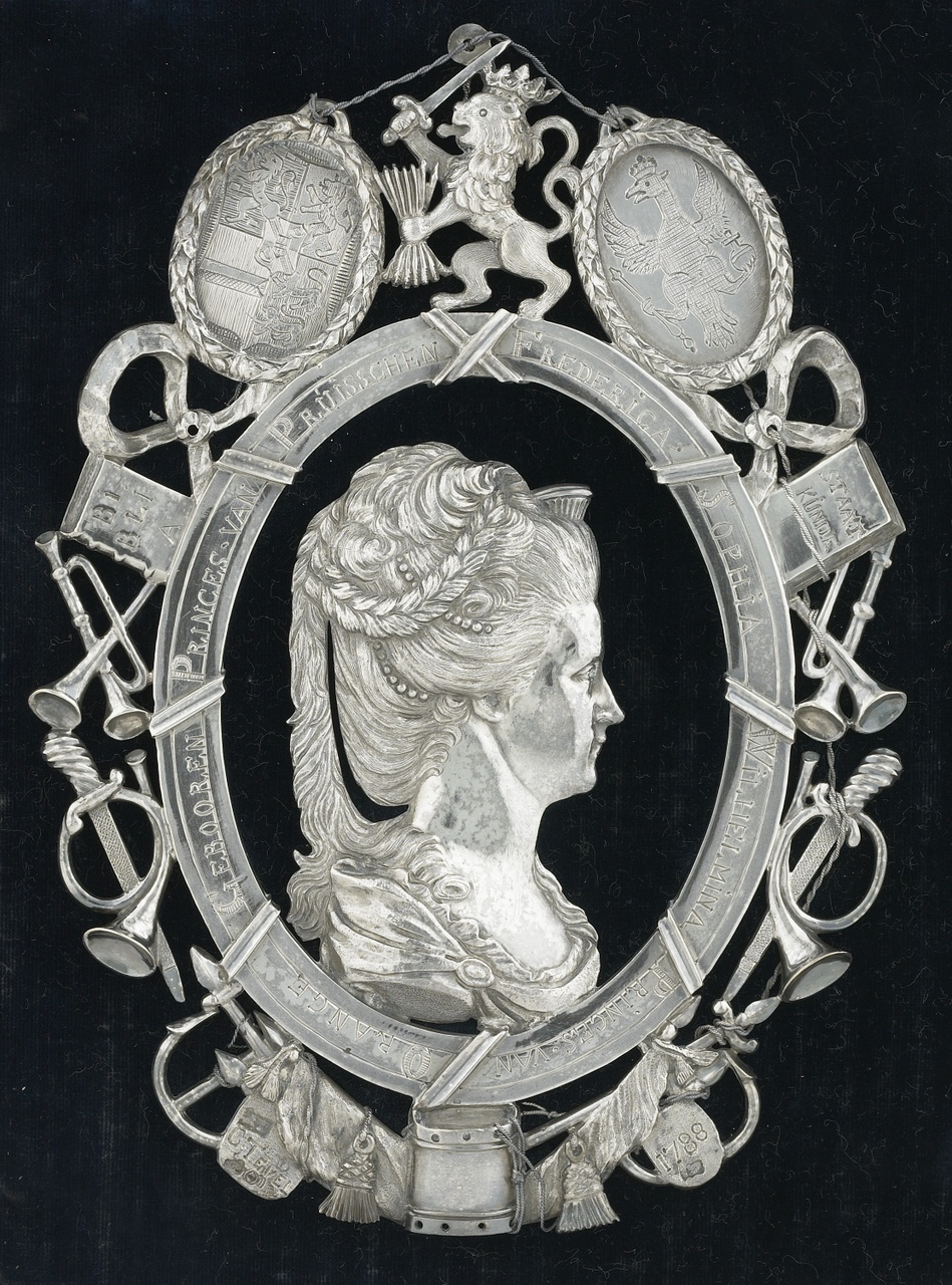 Zilveren plaquette met portret van prinses Wilhelmina van Pruisen (1751-1820), Cornelis Tevel