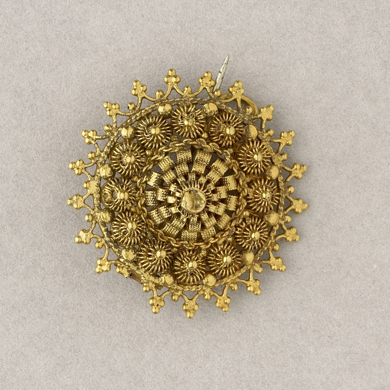 Gouden mannenbroche met filigrain