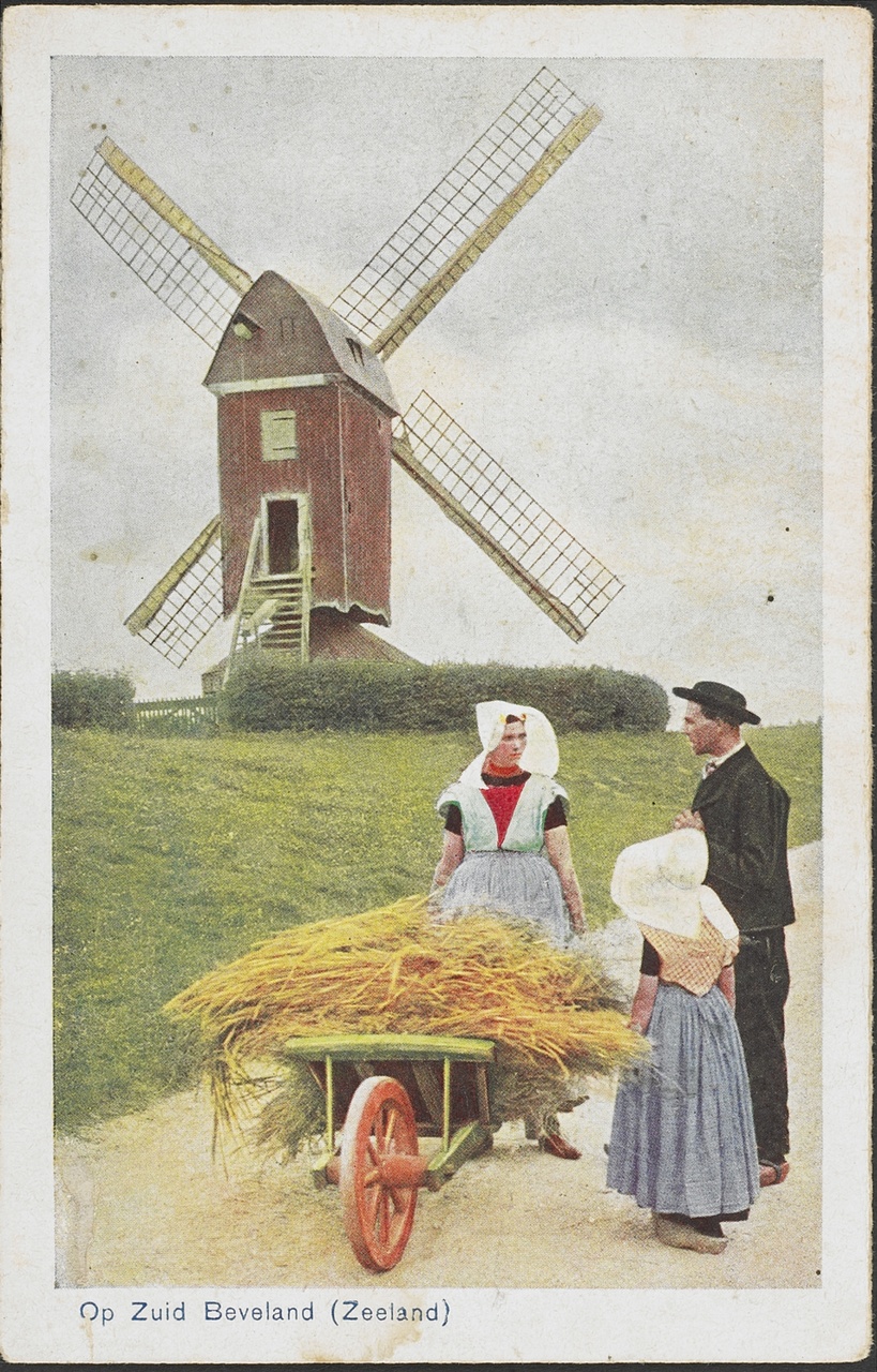 Ansichtkaart met groepje bij kruiwagen voor een molen, Zuid-Beveland, D.B.M.