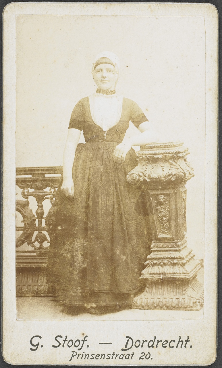 Carte de visite van een vrouw in Walchers kostuum, ten voete uit, leunend op een hekwerk, G. Stoof