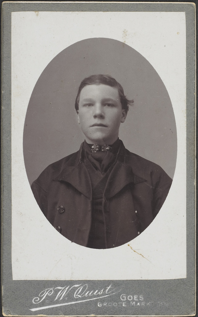 Carte de visite van een jongeman in Zuid-Bevelands, protestants kostuum; buste, P.W. Quist