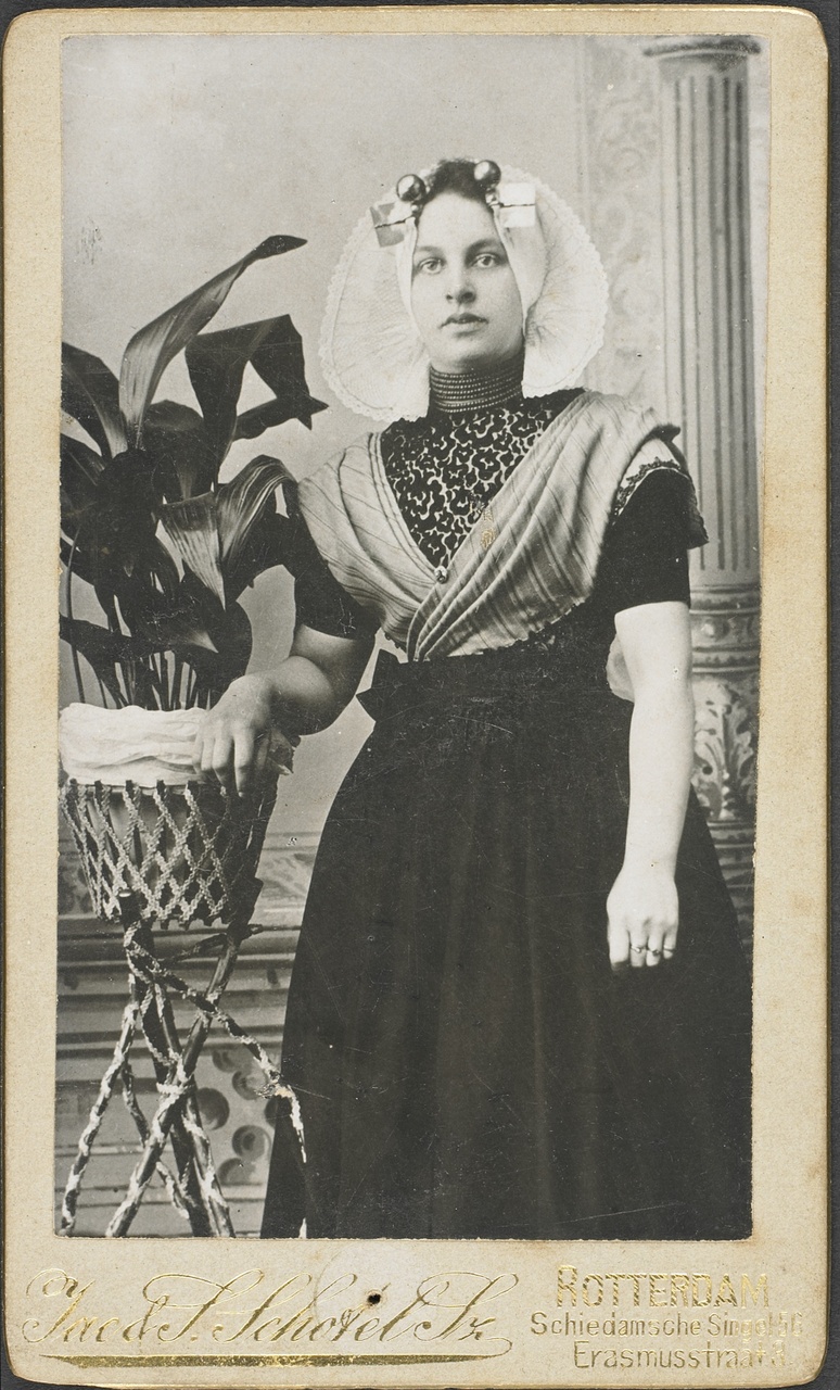 Carte de visite met een vrouw in  protestants kostuum  van Zuid-Beveland, ten halve  lijve, Fotografische Ateliers Jac. & S. Schotel Snz